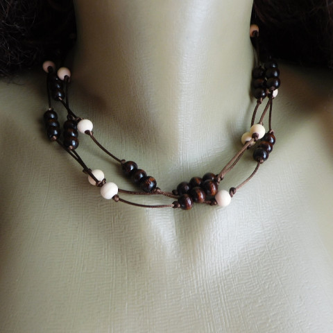 Náhrdelník o hněda na krátko dřevo náhrdelník přírodní barvičky hnědí na krátko 