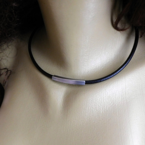 Náhrdelník - černá kůže s nerezem přívěšek kůže nerez nerezové zapínání 