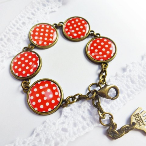 bílé puntíky s červenou - náramek červená náramek elegantní bílá veselé hravé puntík retro puntíky puntíkatý nostalgie puntíkovaný dots dot 