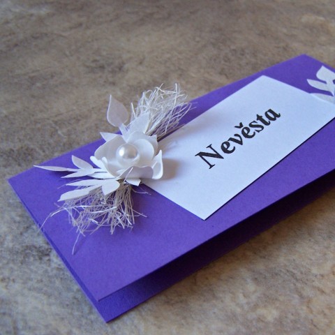 Svatební jmenovka č. 10 dekorace doplněk květina fialová cedulka jmenovka bílá květiny stolování černá svatba stůl lístky svatební jmenovky hostina nevěsta ženich cedulky kartička kartičky 