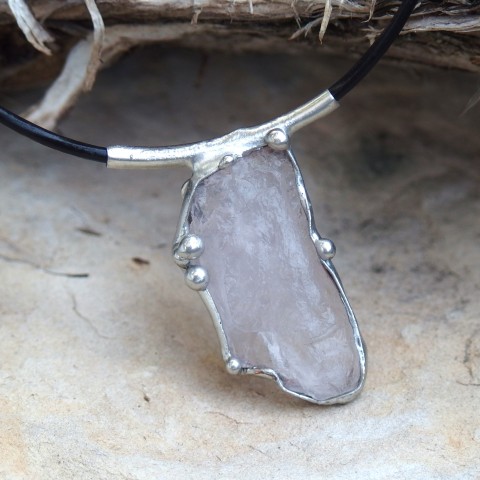 Berenika - růženín náhrdelník přívěsek chryzopras tiffany cínování cínový 