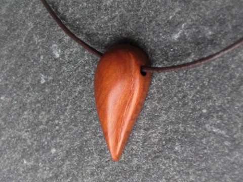 Dřevěný šperk - slza dřevo řezbářství talisman slza 