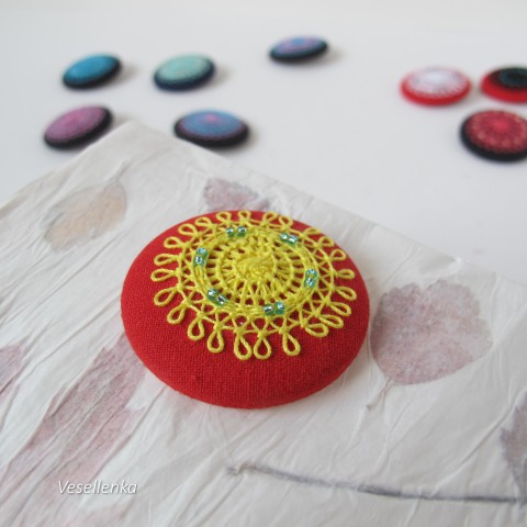 brož Dokulata No. 27 kruh kolečko elegance krajka brožka veselý kolo tenerifa hravá bonbónek dukát 