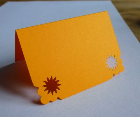 Oranžová jmenovka se sluníčkem cedulka jmenovka jméno jména stolování svatba slunce sluníčko svatební visačky oslava jmenovky visačka cedule 