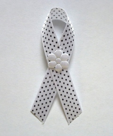 Bílé vývazky s puntíkem mašle svatba kytička kytka mašlička svatební mašličky vonička vývazky vývazek voničky 