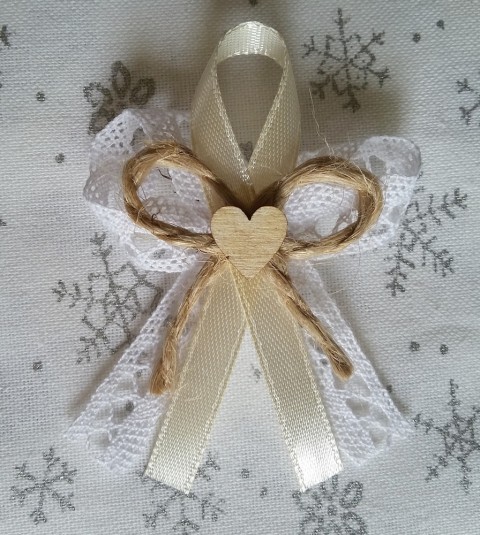 Vývazek s krajkou a srdíčkem mašle svatba kytička kytka mašlička svatební mašličky vonička vývazky vývazek voničky 