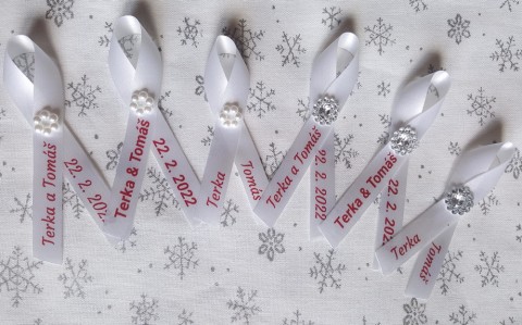 Vývazek se jménem na přání vínový mašle svatba kytička kytka mašlička svatební mašličky vonička vývazky vývazek voničky 