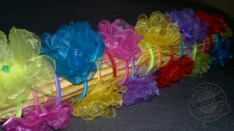 Gumička kulatá s kvítkem gumička do vlasů doplněk do vlasů gumička na culík doplňky do vlasů gumička s květem gumička s kvítkem kulatá gumička zdobená gumička barevná gumička 