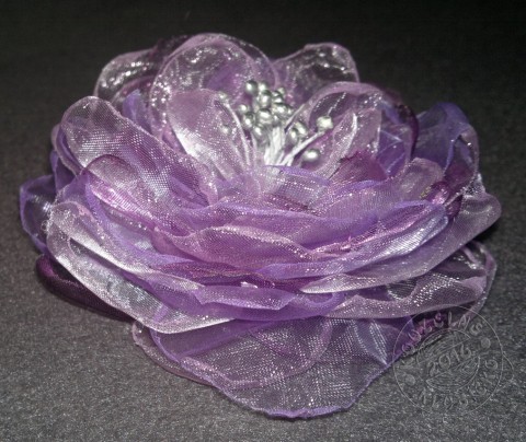 Květ  Fialky ve stříbře s pestíky brož spona lístek květ organza korálek špendlík ples zapínání filc brožový můstek módní doplněk spona do vlasů pestíky brož z organzy spona na tašku květ s pestíky tvar květu plesový šperk brož na šaty 