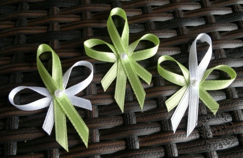 Svatební vývazek světle zelená svatba svatební svatební doplněk svatební dekorace svatební vývazek vývazky pro svatební hosty vývazky pro svatebčany svatební mašlička bílý vývazek barevný vývazek 