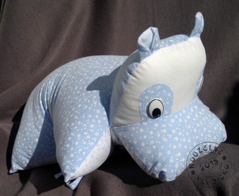 Polštářek Hrošík Modrobílý světlý dekorace hroch hrošík motiv tvar na spaní do pokojíčku do postýlky polštář. polštářek dětský polštářekobdélník 