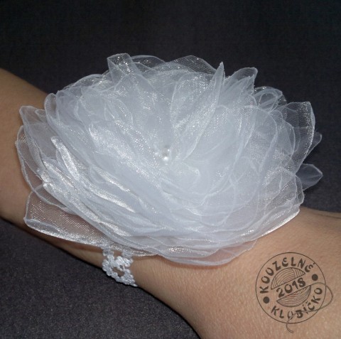 Náramek Bílá nevinnost náramek květ svatba focení slavnostní na ples pro nevěstu pro družičku s květem 