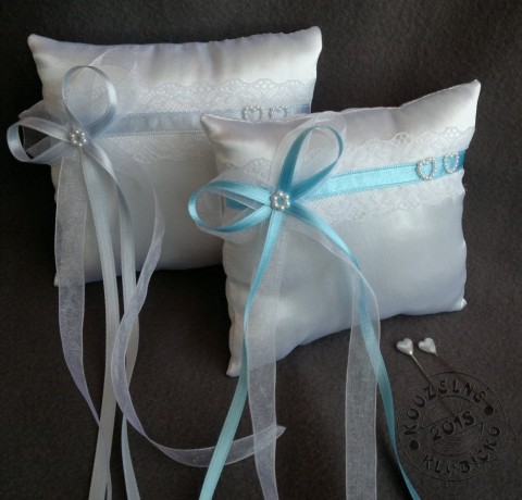 Polštářek - krajka, modré stuhy svatba svatební polštářek pod prstýnky svatební doplněk svatební polštářek svatební dekorace polštářek na prstýnky satenový polštářek zdobený polštářek 