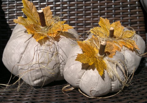 Šitá dýně BÉŽOVO ŠEDÝ MRAMOR malá dekorace podzim dýně halloween podzimní dekorace halloweenská dekorace dýnička šitá dýně 