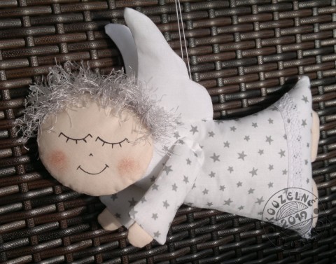 Anděl letící bílý malé hvězdičky anděl andílek andělíček andělka křidélka vánoční dekorace vánoční dárek šitý anděl letící andělka 