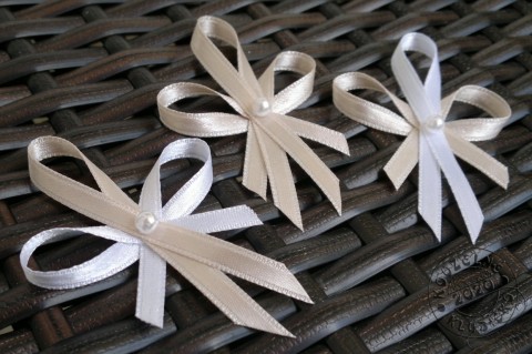 Svatební vývazek béžová/bílá káva svatba svatební svatební doplněk svatební dekorace svatební vývazek vývazky pro svatební hosty vývazky pro svatebčany svatební mašlička bílý vývazek barevný vývazek 