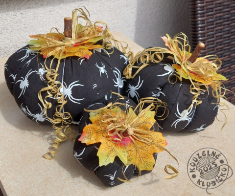 Dýně šitá ČERNÁ S PAVOUKY dekorace podzim dýně halloween podzimní dekorace halloweenská dekorace dýnička šitá dýně 