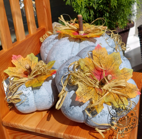 Dýně šitá ŠEDÁ S KYTIČKAMI dekorace podzim dýně halloween podzimní dekorace halloweenská dekorace dýnička šitá dýně 