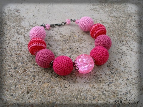 Cukrová vata šperk náramek doplněk kuličky růžová háčkovaný retro duhový veselý korále hravý nápadný žíhaný sladká cukrová vata fuxiová 