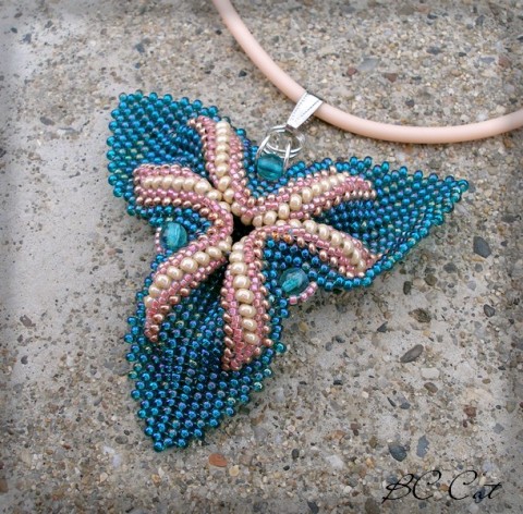 Emerald Green Tripoli šperk náhrdelník doplněk trojúhelník větrník triangl 