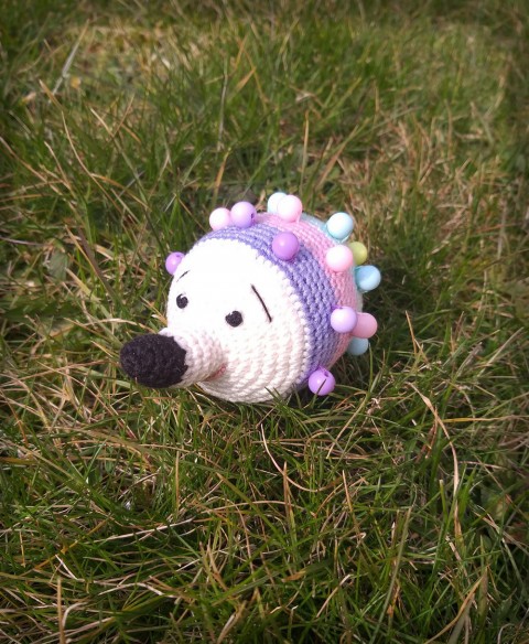 Borůvka - malá ježčí holčička zvíře korálky hračka rodina zvířátko rodinka figurka postavička ježeček ježečci jeěžek ježková 