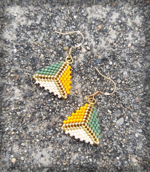 Triocolor no.3 šperk korálky doplněk náušnice miyuki trojúhelník geometrické cihlový steh brick stitch toho treasure 