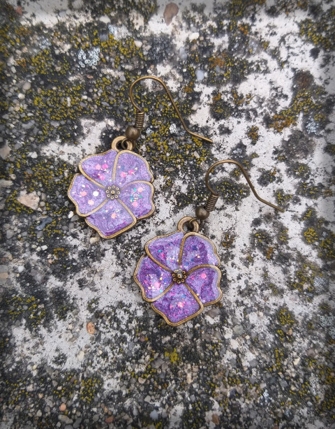 Fialový kvítek - náušnice pestrobarevné náušnice veselé hravé květ kytička kytka náušničky kvítek minimalismus minimalistické pro radost 