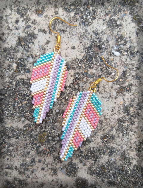 Pastelová pírka - náušnice šperk pestrobarevné korálky doplněk náušnice retro pírko vzor korálkování pero pastelové pastel směs paříčko 