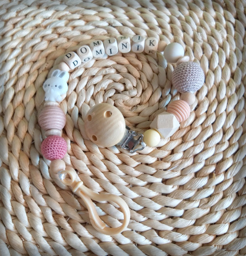 Klip na dudlík se jménem - Dominik dřevo korálky jméno přírodní miminko králíček zajíček korále klip mimi dudlík drobeček klip na dudlík na dudlík kralík dominik 