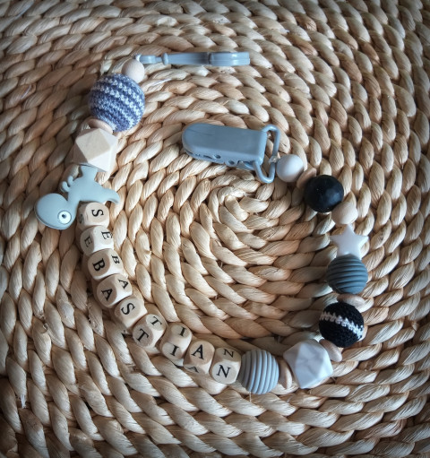 Klip na dudlík - Sebastian dřevo korálky jméno přírodní miminko dinosaurus korále dino klip mimi dudlík drobeček klip na dudlík na dudlík dinouš sebastian 