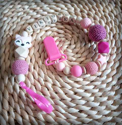 Klip na dudlík se jménem - Viktorka dřevo korálky jméno přírodní miminko korále klip mimi dudlík drobeček klip na dudlík na dudlík viktorka 