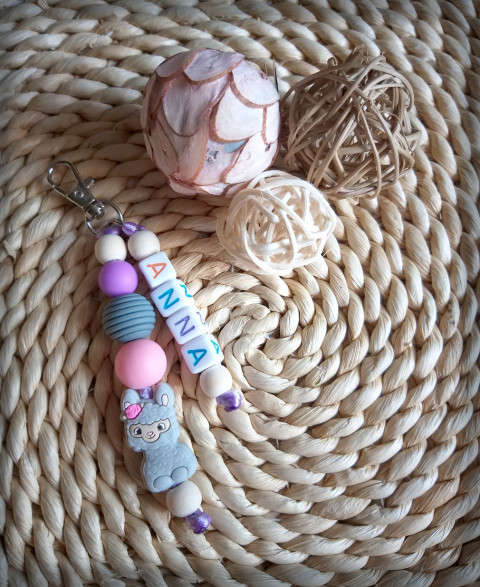 Přívěsek pro prvňáčka - Anna dřevo přívěsek korálky jméno přírodní korále zvířátko pro školáky rozlišovač na batoh pro prcky na školní tašku 