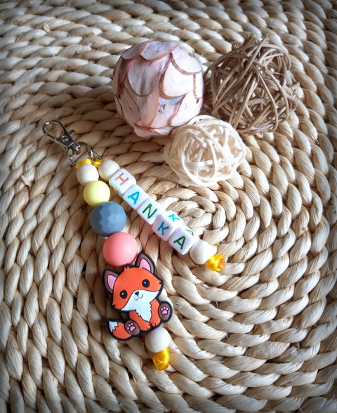 Přívěsek pro prvňáčka - Hanka dřevo přívěsek korálky jméno přírodní korále zvířátko pro školáky rozlišovač na batoh pro prcky na školní tašku 