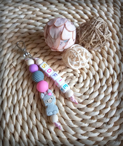 Přívěsek pro prvňáčka - Sofie dřevo přívěsek korálky jméno přírodní korále zvířátko pro školáky rozlišovač na batoh pro prcky na školní tašku 