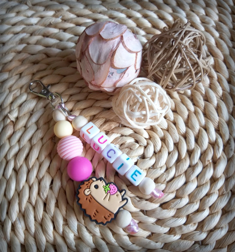 Přívěsek pro prvňáčka - Lucie dřevo přívěsek korálky jméno přírodní korále zvířátko pro školáky rozlišovač na batoh pro prcky na školní tašku 