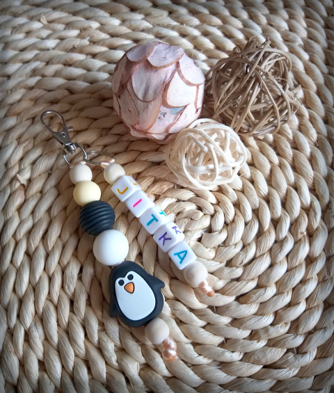 Přívěsek pro prvňáčka - Jitka dřevo přívěsek korálky jméno přírodní korále zvířátko pro školáky rozlišovač na batoh pro prcky na školní tašku 