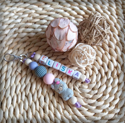 Přívěsek pro prvňáčka - Eliška dřevo přívěsek korálky jméno přírodní korále zvířátko pro školáky rozlišovač na batoh pro prcky na školní tašku 