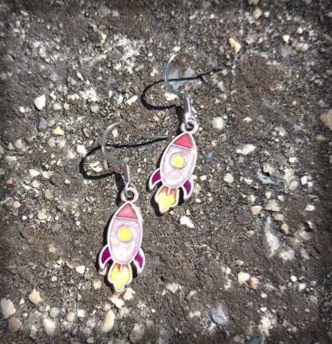 Až na měsíc no.2 pestrobarevné náušnice veselé hravé náušničky vesmír minimalismus raketa minimalistické pro radost kosmos kosmická raketa 