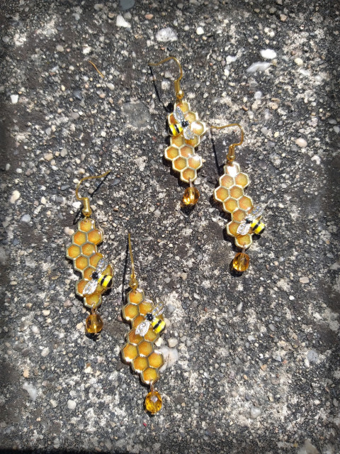 Včelka a medová plástev šperk doplněk náušnice včela včelka med včelička úl plástev včelař medík 