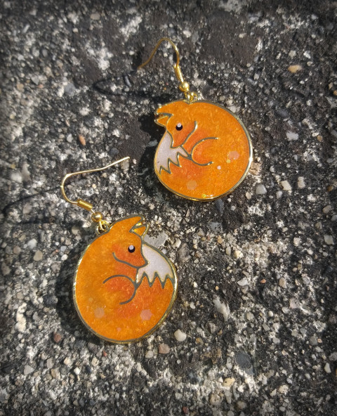 Dvě malá liščata šperk náušnice zlatá pryskyřice liška lištička liščata doplnšk 