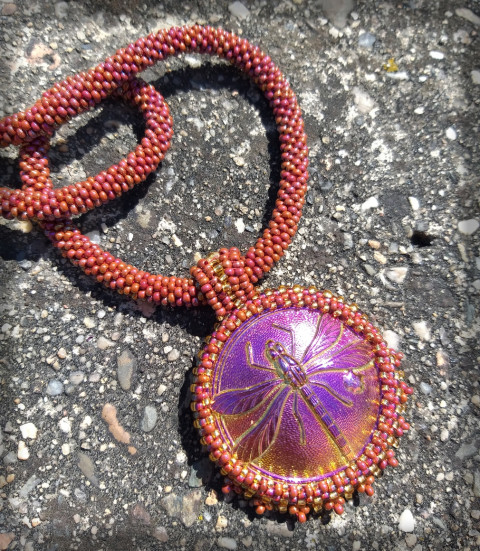 Dragonfly - náhrdelník hmyz šperk náhrdelník doplněk sklo háčkovaná retro extravagantní knoflík vážka barevný dutinka hravý nápadný 