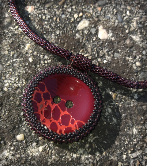 Knoflík v barvě bobulí - náhrdelník šperk náhrdelník přívěsek doplněk háčkovaná knoflík veselý dutinka hravý nápadný 