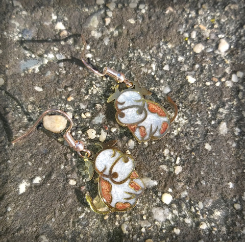 Hnědobílé kravičky šperk zvíře doplněk náušnice veselé hravé bižuterie pryskyřice zvířátko kráva kravička 