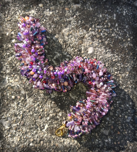 Fialový huňáček - náramek šperk náramek korálky doplněk háčkovaný nápadný exotika bobule střapatý směs objemný huňatý švestky 