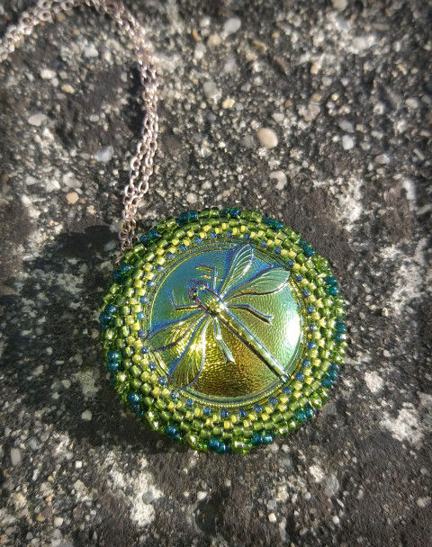 Vážka v kapradí šperk náhrdelník přívěsek korálky doplněk sklo knoflík vážka les zeleň rivolka kapradí dragon fly 