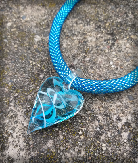 Modré srdce - náhrdelník voda šperk náhrdelník přívěsek srdce moře doplněk modrá sklo srdíčko háčkovaná láska romantika léto déšť barevný dutinka oceán hravý nápadný cit vinuté sklo 