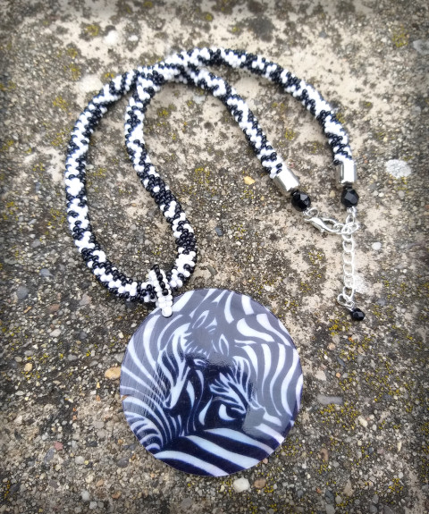 Pruhy jako zebra šperk náhrdelník přívěsek doplněk háčkovaná perleť zebra pruhy pruhovaný afrika dutinka hravý safari nápadný savana zebří 