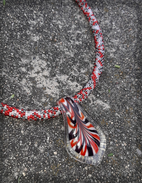 Sníh a jeřabiny - náhrdelník šperk náhrdelník přívěsek doplněk oheň sklo háčkovaná láska romantika léto kapka barevný vášeň dutinka slza žár krev hravý nápadný vinuté sklo emoce okvětní plátek 
