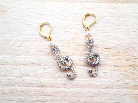 Náušnice houslový klíč - sleva divadlo korálky kamínky náušnice dívčí elegantní bílá klíč bílé extravagantní bílý taneční houslový čirá ples čirý koncert čiré noty nota městský sleva proženy 