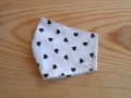 Rouška bílá s černými srdíčky